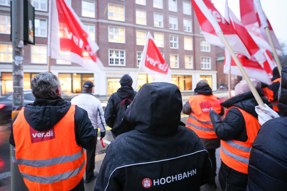 Mitarbeitende der Hochbahn verleihen ihren Forderungen im Tarifstreit bei einer Kundgebung vor der Unternehmenszentrale Nachdruck.
