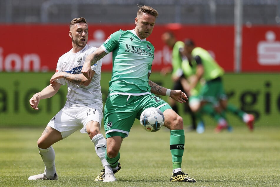 Hannovers Marcel Franke (r) fürchtet nicht nur Sandhausens Robin Scheu, sondern auch die Partie gegen Dynamo am Mittwoch.