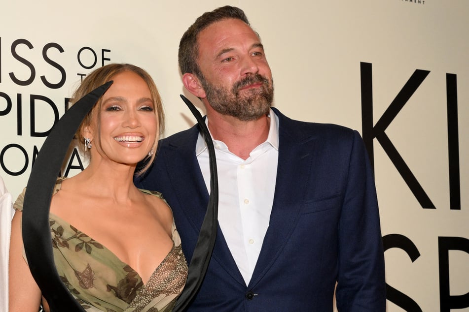 Nach ihrer offiziellen Scheidung Anfang des Jahres zeigten sind Jennifer Lopez (56) und der Schauspieler Ben Affleck (53) gemeinsam auf dem roten Teppich.