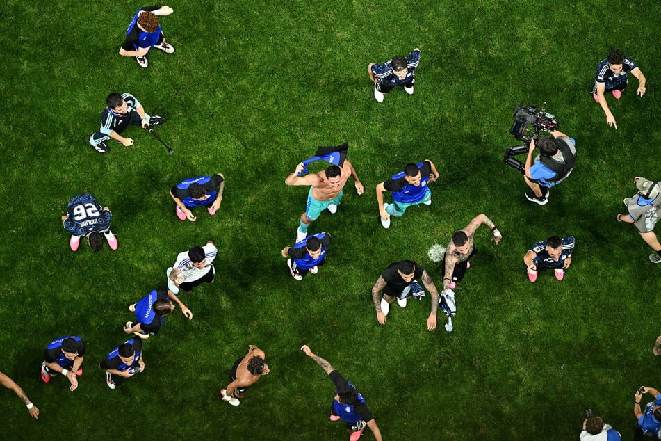 Argentina's players celebrate after a stunning last-minute 2–1 victory against England, catapulting them into the World Cup final.