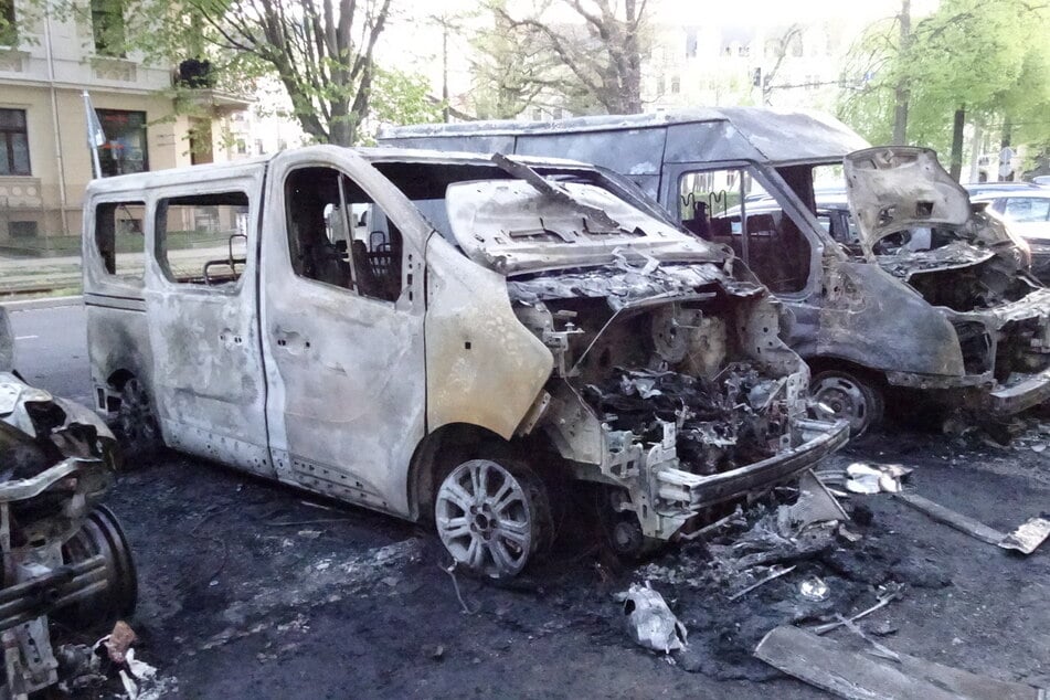 Mehrere nebeneinander geparkte Autos gingen in Flammen auf.