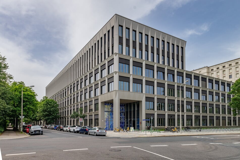 Der Neubau des Lehr- und Laborgebäudes vollendet die bestehende Campus-Architektur der Hochschule für Technik und Wirtschaft Dresden. Besichtigungen sind am Samstag, dem 29. Juni, von 9 bis 14 Uhr jeweils stündlich möglich.