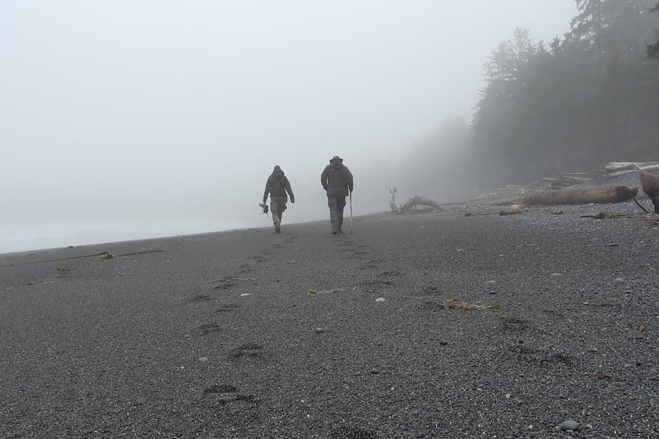 Bei ihrem Abgang hinterließen Fritz und Martin "SurvivalMattin" Rudloff (39) Spuren im Sand, die Trymacs und Rumathra schließlich fanden.