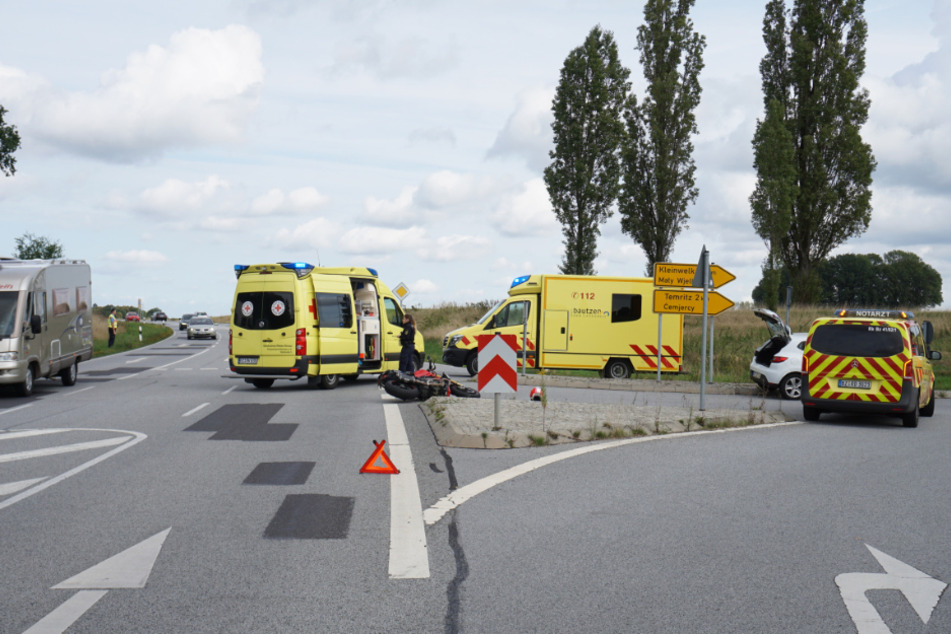 Rettungssanitäter kümmerten sich um den verletzten Motorradfahrer.