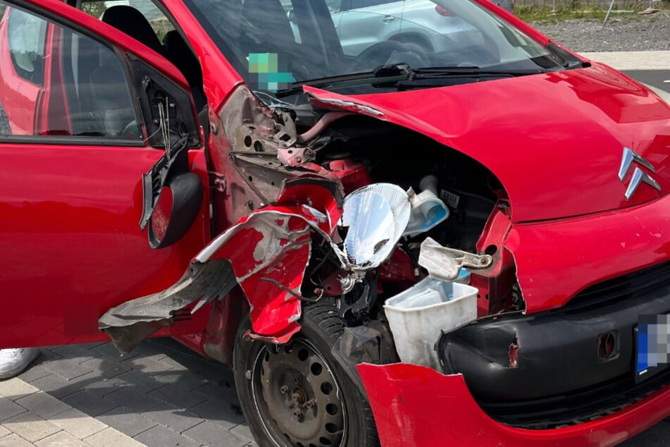 Der rote Citroën der Unfallverursacherin (69) wurde erheblich in Mitleidenschaft gezogen.