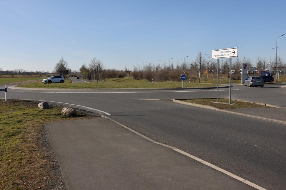 Auf der Hugo-Junkers-Straße im Leipziger Norden ist es am Montagabend zu einem Unfall gekommen. Am Kreisel zur Toreinfahrt Nr. 3 beim Porsche-Werk erfasst ein Sattelzug einen Radfahrer.