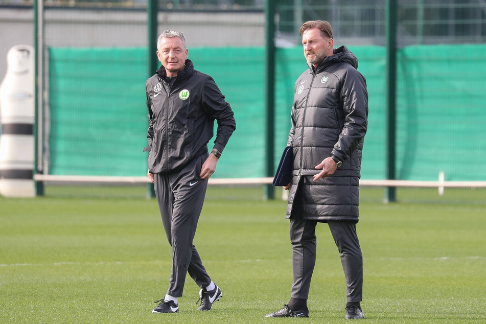 Rainer Widmayer (57, l.) ist nach einem Fahrradunfall frühzeitig aus dem Trainingslager des VfL Wolfsburg abgereist.