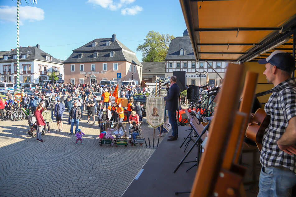 Unter dem Motto "Zwönitzer Bürger und Vereine zeigen, was Zwönitz wirklich ist" versammelten sich am Montagabend etwa 350 Menschen auf dem Marktplatz in Zwönitz.