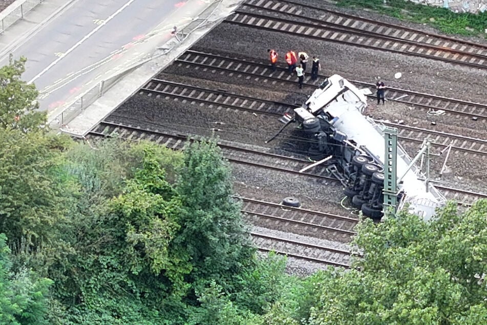 Nach schwerem Lkw-Unfall: Bahnstrecke zwischen Köln und Aachen teilweise frei