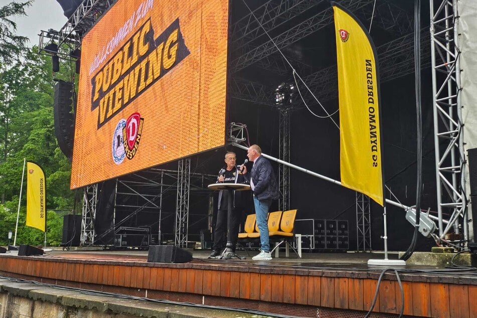 Stadionsprecher Peter Hauskeller (l.) im Gespräch mit Dynamo-Legende Hartmut Schade (r.).