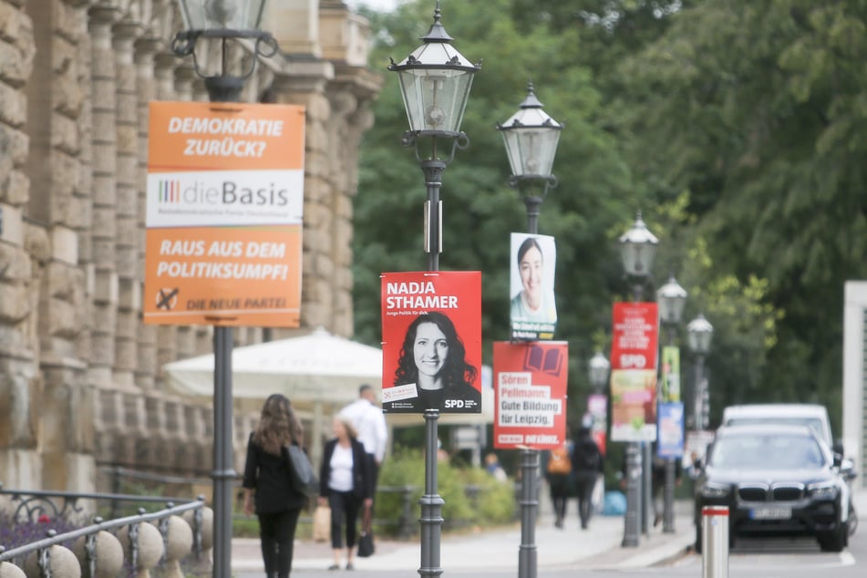 Wahlplakate verschiedener Parteien zierten 2021 Straßenlaternen in Leipzig. Plakat-Plätze unter Laternen sind 2025 besonders begehrt, denn die Wintertage bis zur Wahl sind kurz.