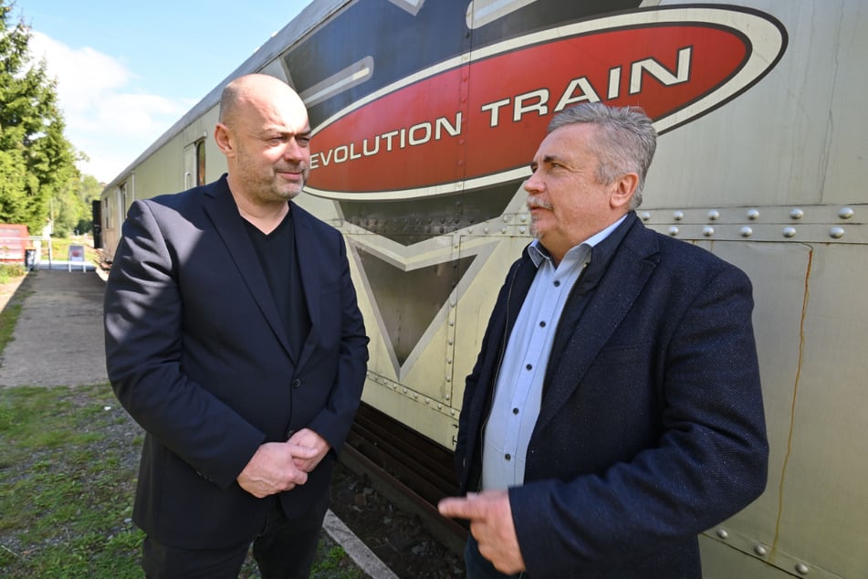 Initiator Pavel Tuma (l.) und Bürgermeister Rolf Schmidt (Freie Wähler, 62) wollen mit dem "Revolution Train" über die Folgen der Drogensucht aufklären.