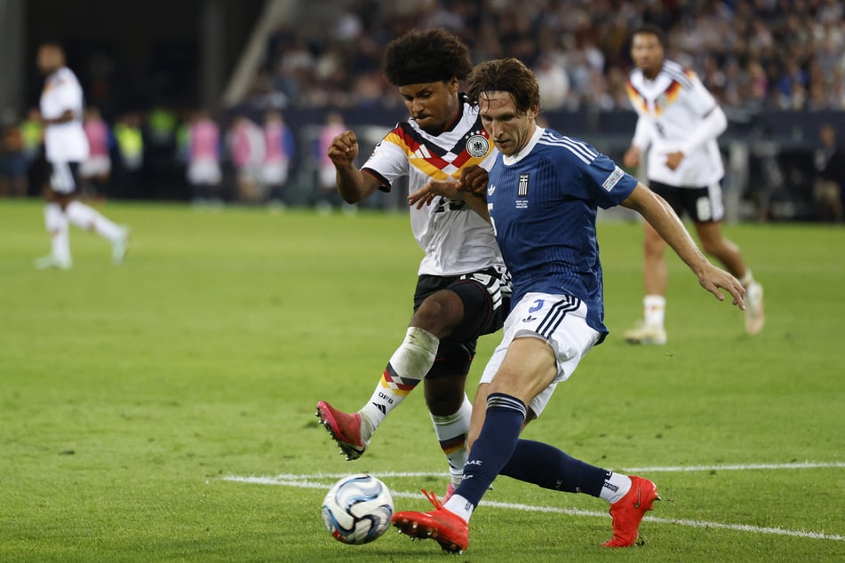 Karim Adeyemi (24, l.) warf sich gegen Griechenland voll rein - und erhielt besondere Unterstützung von der Tribüne.