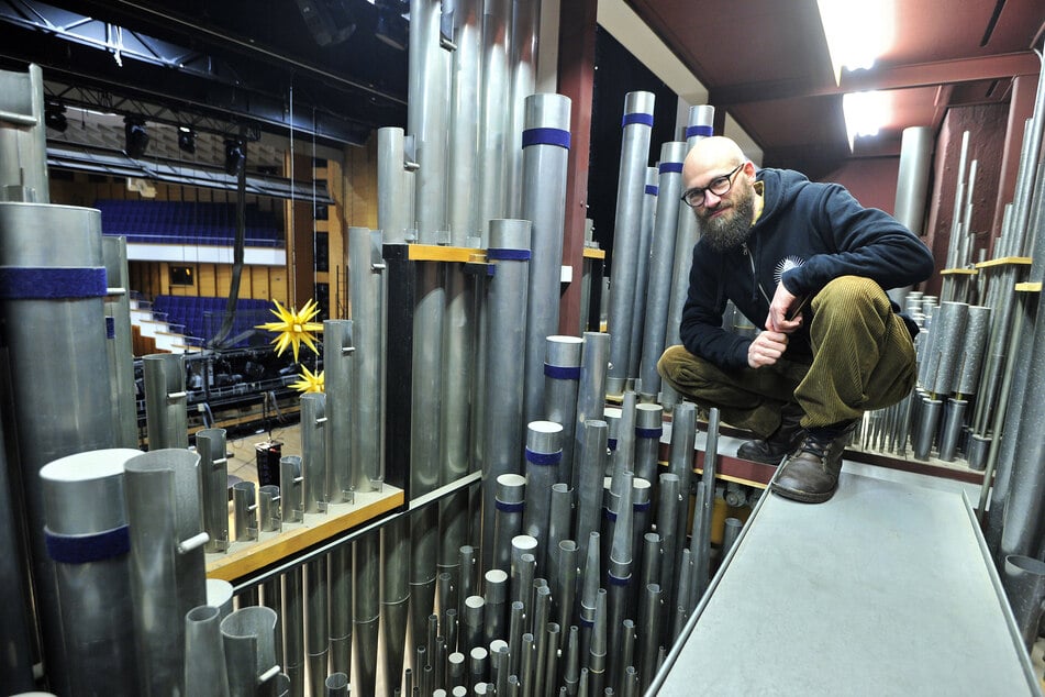 Orgelstimmer Josef Poldrack stimmt die einzelnen Pfeifen nach Gehör. Die Technik des Instruments ist veraltet.