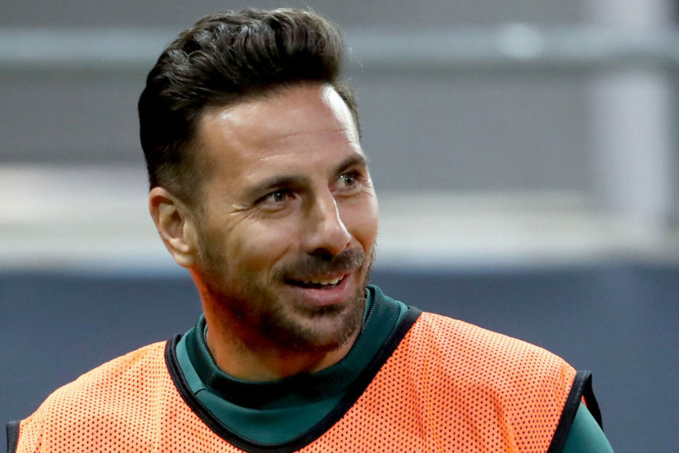 Claudio Pizarro (41) wie man ihn kennt. Mit seinem schelmischen Lächeln ist er in die Herzen vieler Bundesliga-Fans vorgedrungen, nicht nur bei Werder Bremen und Bayern München. Jetzt hat der Peruaner im hohen Fußballer-Alter seine Schuhe an den Nagel gehängt.