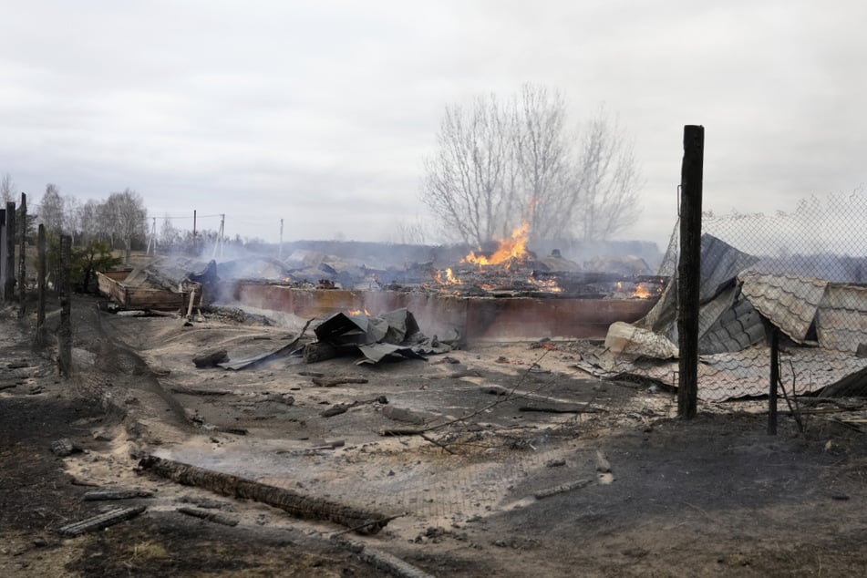 Russland behauptet 118 ukrainische Militärobjekte getroffen zu haben. Sichtbar ist die Zerstörung dagegen in der Öffentlichkeit - wie hier bei einem in Flammen aufgegangenen Privathaus.