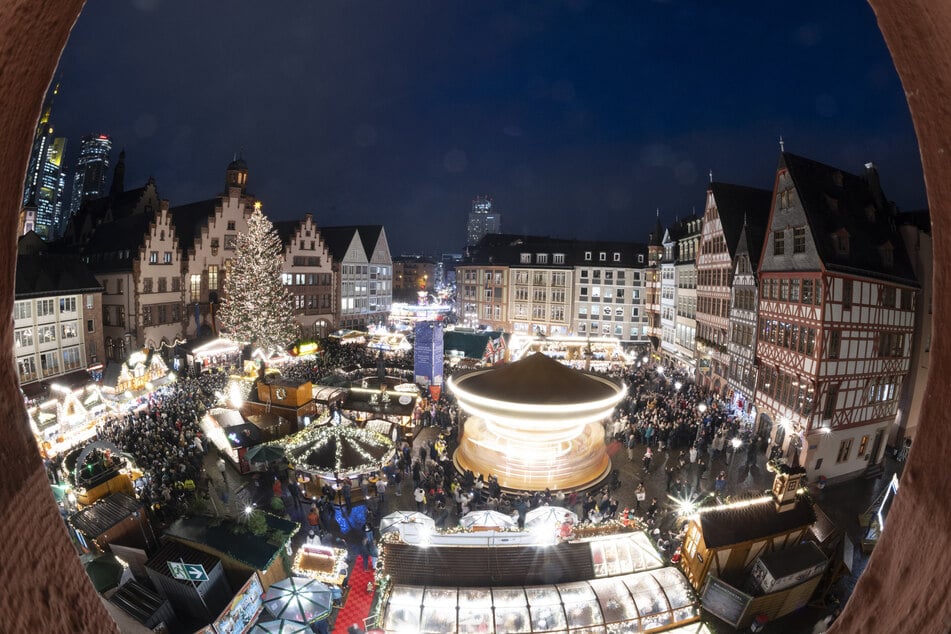 Der Frankfurter Weihnachtsmarkt strahlt wieder.