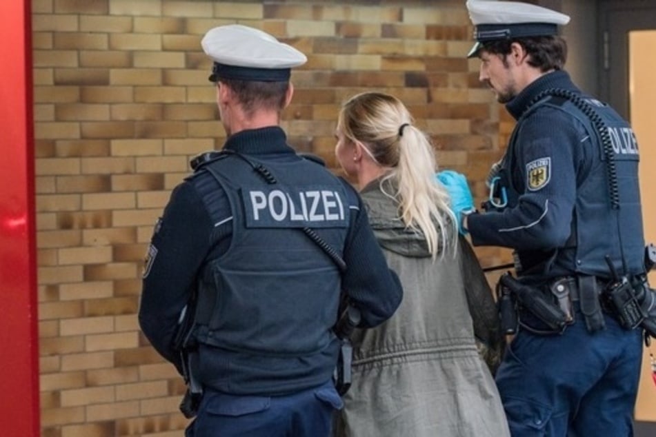 München: Mit Flasche attackiert und festgehalten: Streit zwischen jungem Paar eskaliert
