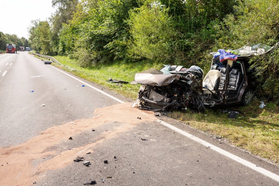 Drei Menschen wurden bei einem Unfall auf der B12 verletzt.