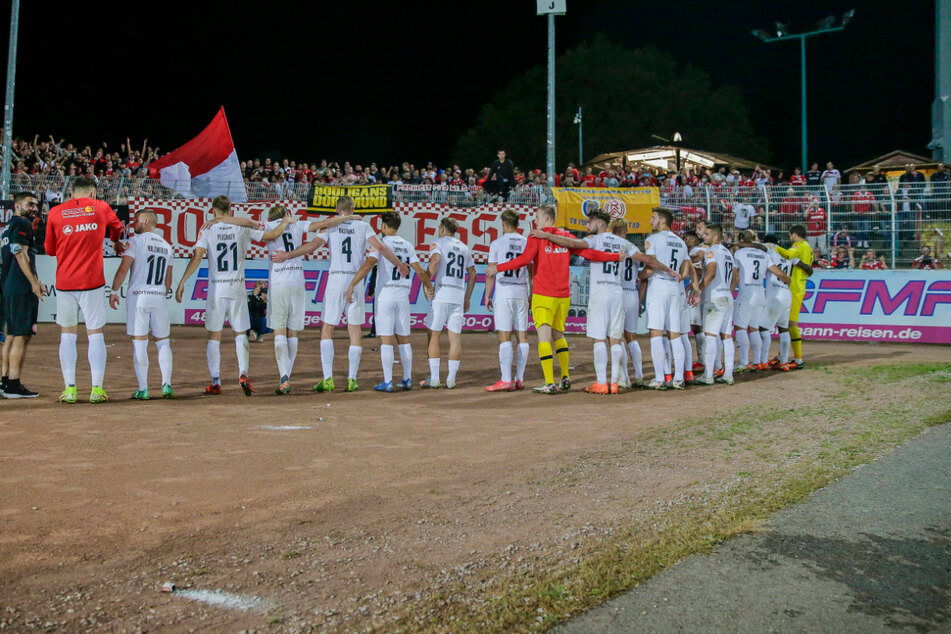 So weit der sportliche Teil. Rot-Weiß Essen gewann mit 3:2 gegen Preußen Münster und bedankt sich bei den Fans. Es kam jedoch auch zu Ausschreitungen.