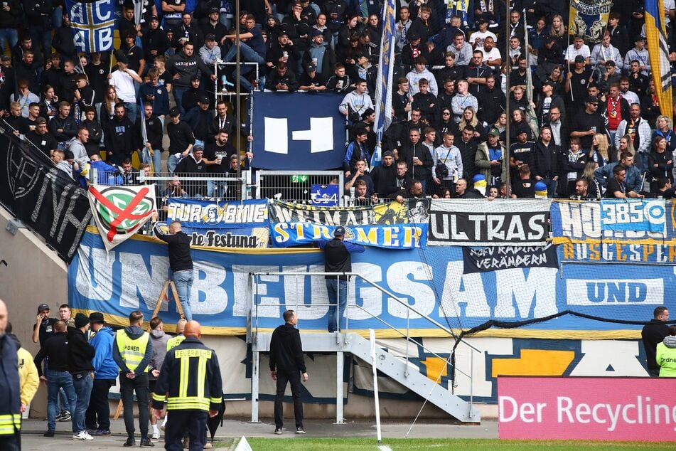 Gegen den CFC hatten die Jena-Fans für einen echten Skandal gesorgt. Da die Notausgänge überhängt wurden, wurde die Partie 50 Minuten lang unterbrochen.