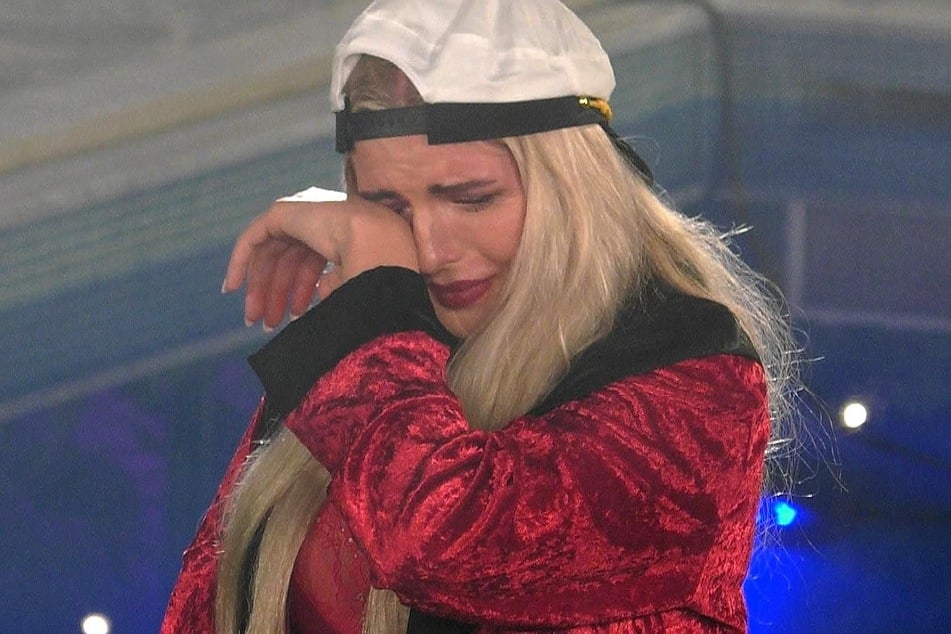 Antonia weint, nachdem Dennis die Villa verlassen musste.