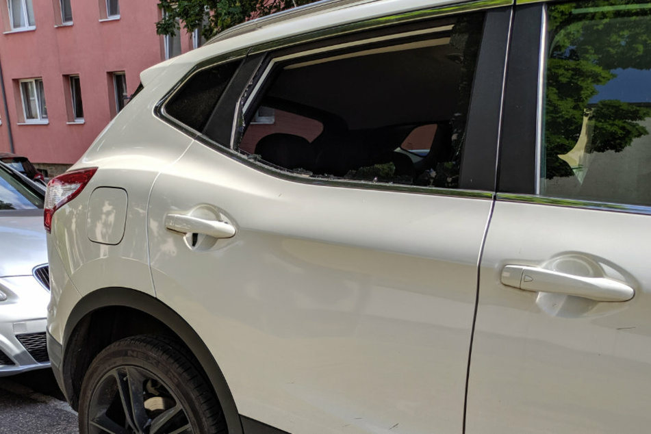 Unbekannte zertrümmerten eine Scheibe am Nissan von AfD-Politiker Nico Köhler (44).