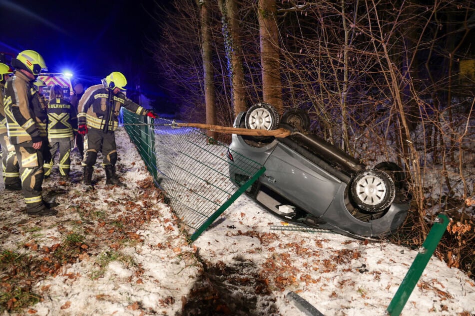 Das Moped-Auto musste mit einem Seil abgesichert werden.
