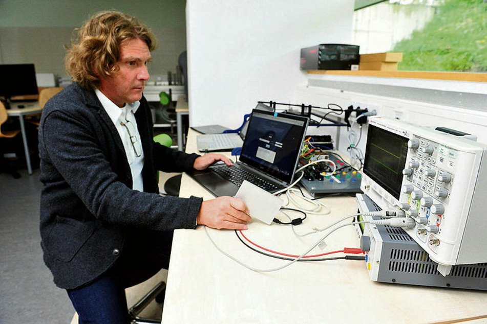 Der Digital-Forensiker Professor Dirk Labudde (55) soll die Hotel-Videos auswerten und so herausfinden, ob Gil Ofarim die Kette mit dem Davidstern auch im Hotel sichtbar trug.