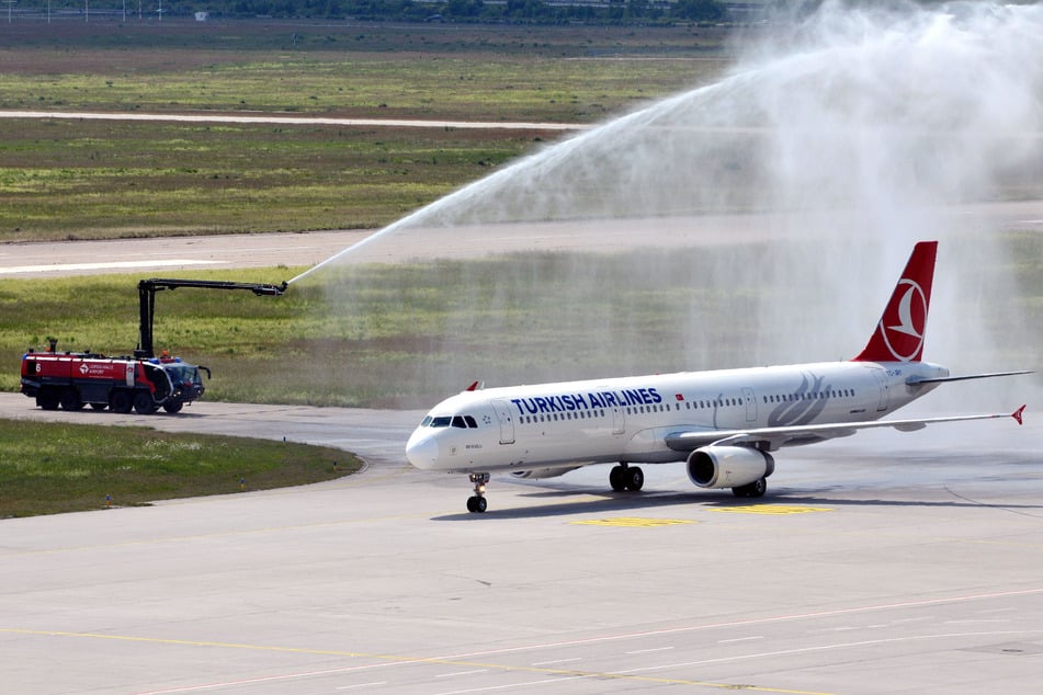 Im Mai 2012 erhielt die Airline die Wassertaufe für den ersten Flug am Flughafen Leipzig/Halle.