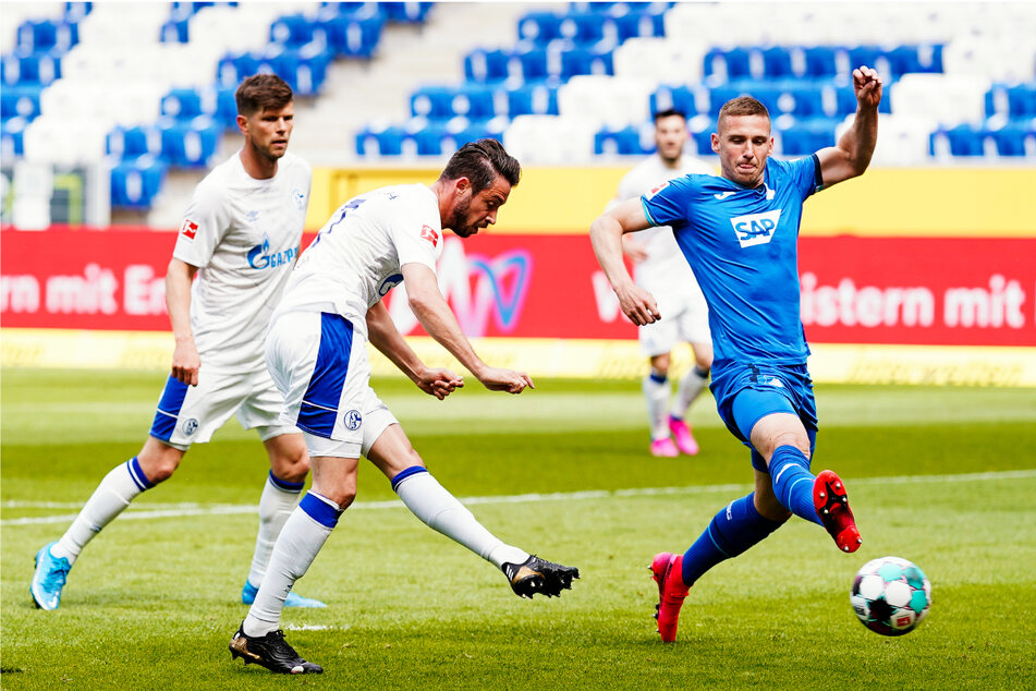 Der Ex-Hoffenheimer Mark Uth (2.v.l.) schoss den FC Schalke 04 bei der TSG 1899 Hoffenheim früh in Führung.