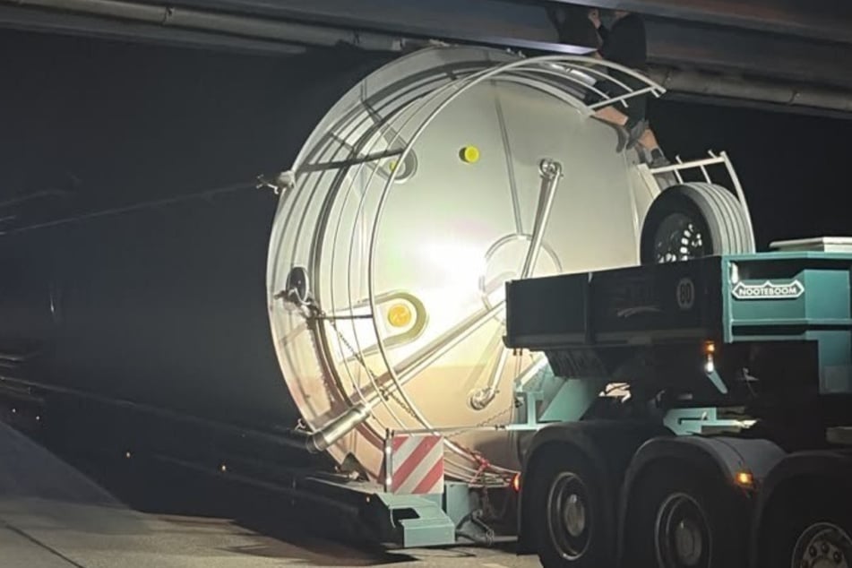 Unfall A6: Silo-Transport verkeilt sich an Brücke: Stundenlange Sperrung