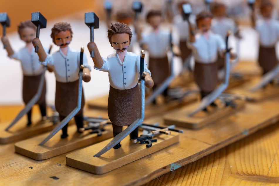 In der Seiffener Werkstatt hämmern die Friedens-Schmiede Säbel zu Flugscharen.