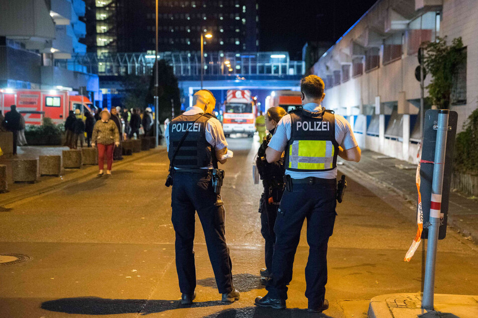 Die Kölner Polizei an dem Hochhaus in Köln-Chorweiler, in dem es am Freitagabend zu einem Feuer gekommen war.