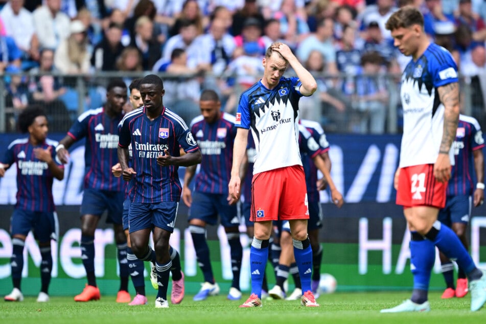 Betretene Gesichter beim HSV: Die Rothosen bekamen im Testspiel gegen Olympique Lyon die Grenzen aufgezeigt.
