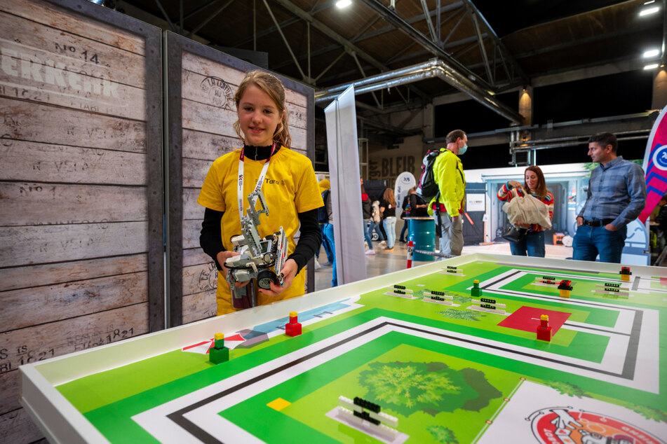 Jung und engagiert: Tara Müller (12) zeigt den Roboter ihrer "Silver Soup Surfers" am Parcours-Tisch.