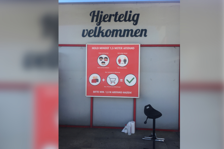 Hinweisschilder zur Abstandsregelung hängen vor dem Supermarkt "Poetzsch".