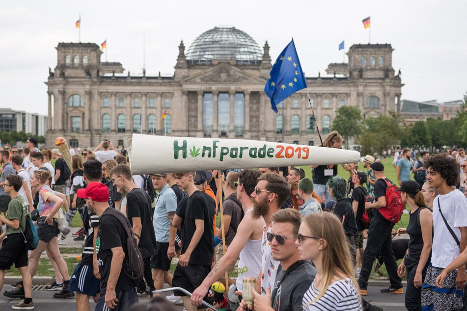 Zahlreiche Menschen ziehen bei der 23. Hanfparade für eine Legalisierung von Cannabis am Reichstag vorbei.