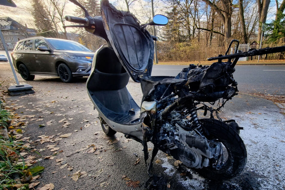 Chemnitz: Chemnitz: Moped geht in Flammen auf