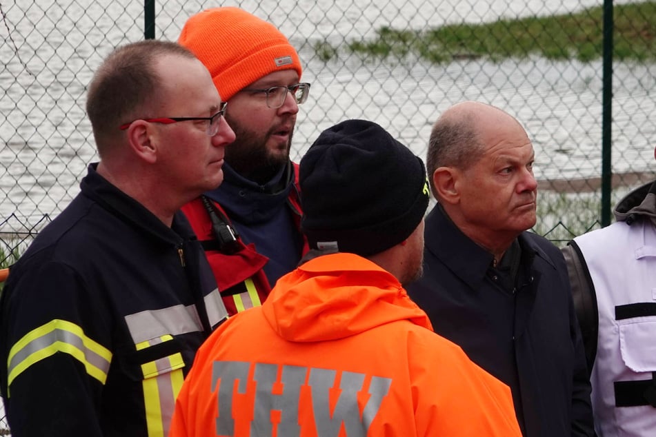 "Verbrecher": Ungemütlicher Empfang für Scholz im Hochwassergebiet in Sachsen-Anhalt!