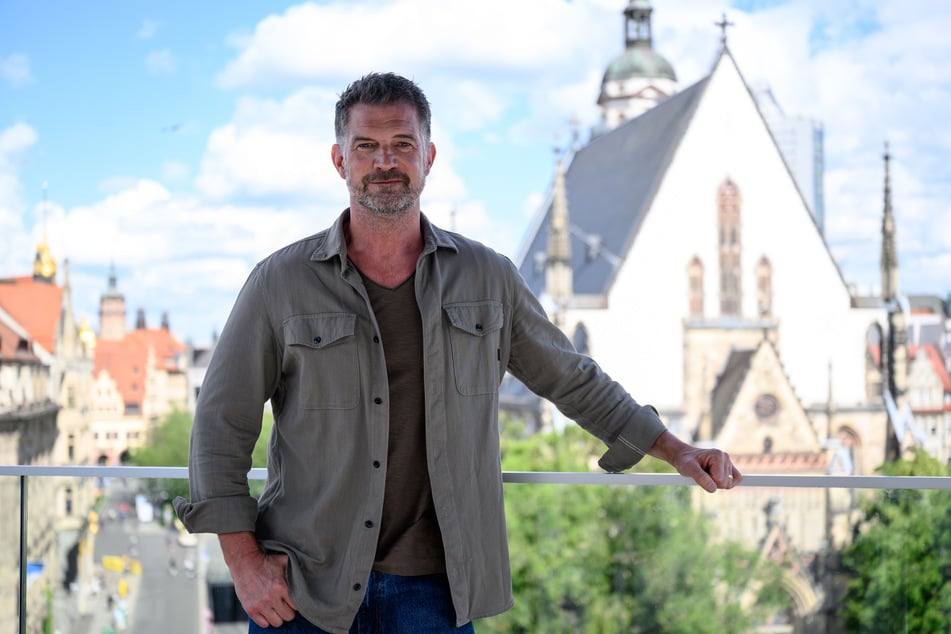 "Ich habe mich tatsächlich ein bisschen in die Stadt verliebt", sagt der Schauspieler über Leipzig.