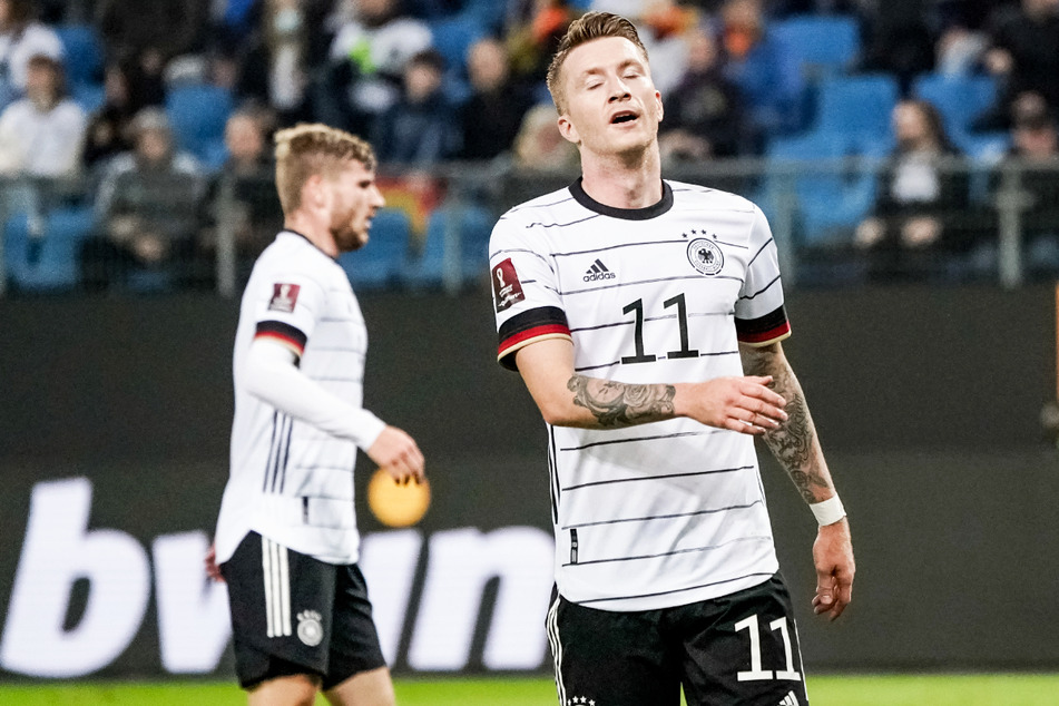 Ein Sinnbild der deutschen Gefühlslage nach der ersten Halbzeit: Die DFB-Elf lag mit 0:1 gegen Rumänien zurück.