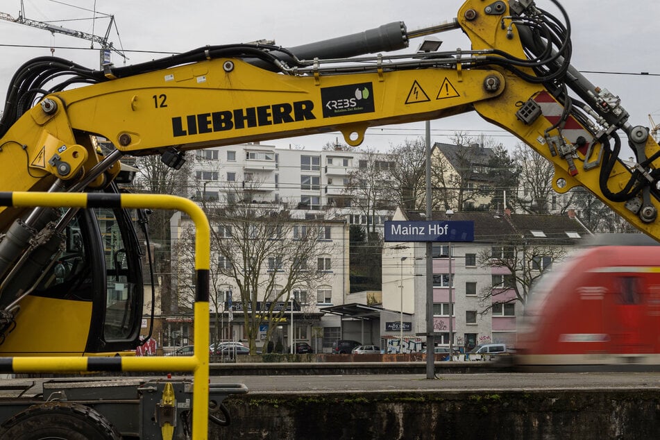 Bereits seit Ende 2025 wird der Bahnknoten rund um Mainz saniert und modernisiert.