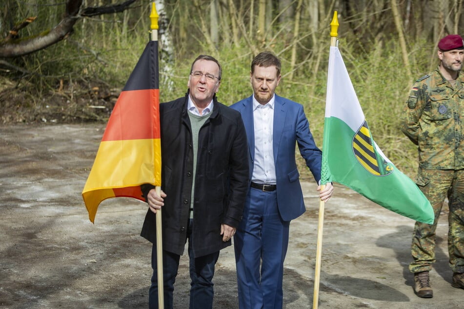 Bundesverteidigungsminister Boris Pistorius (65, SPD, l.) und Sachsens MP Michael Kretschmer (50, CDU) 2024 beim symbolischen Projektstart in Bernsdorf.