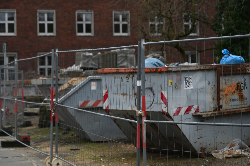 Weil in dem Altbau unter anderem asbesthaltiger Beton entfernt werden musste, verzögerten sich die Bauarbeiten.
