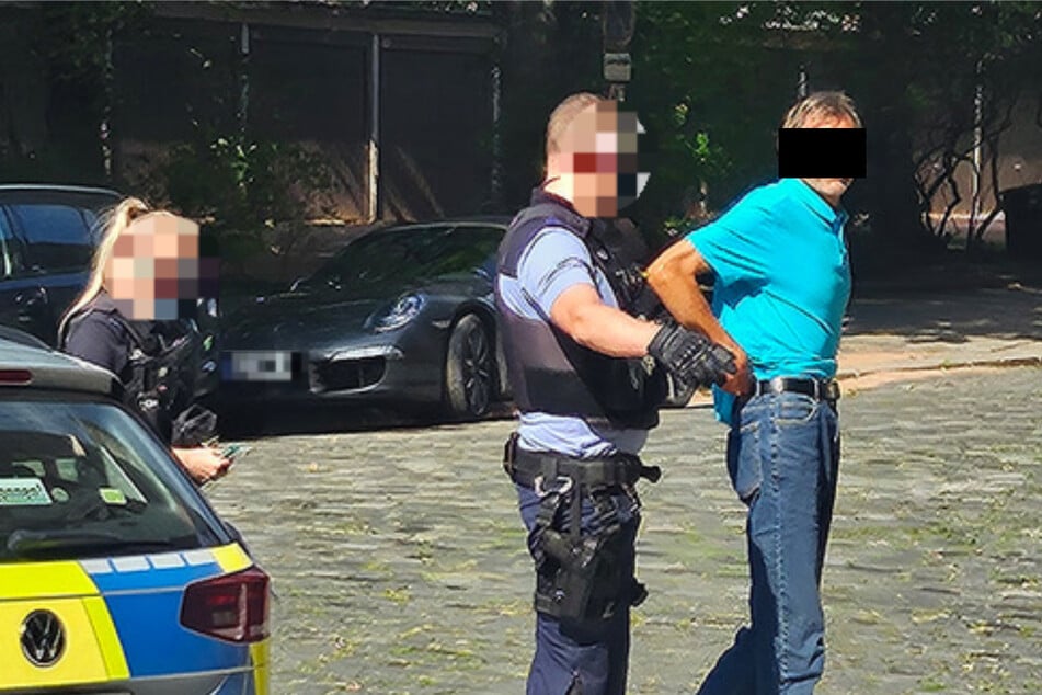 Nils Z. (60, r.) auf dem Weg zum Haftrichter.