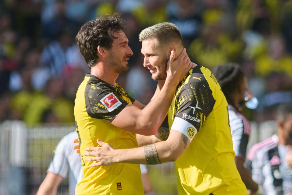 Niklas Süle (29, r.) musste beim Abschiedsspiel von Mats Hummels (36) verletzt runter.