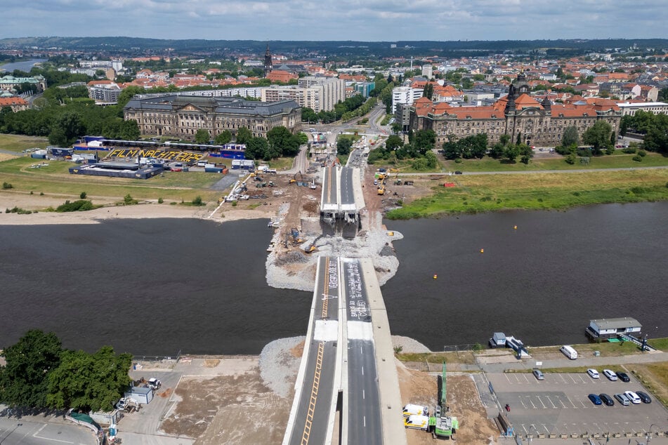 Die zerstörte Carolabrücke war etwa 33 Meter breit. Ein Neubau mit erneut vier Autospuren würde mit bis zu 41 Metern etwa acht Meter breiter ausfallen.