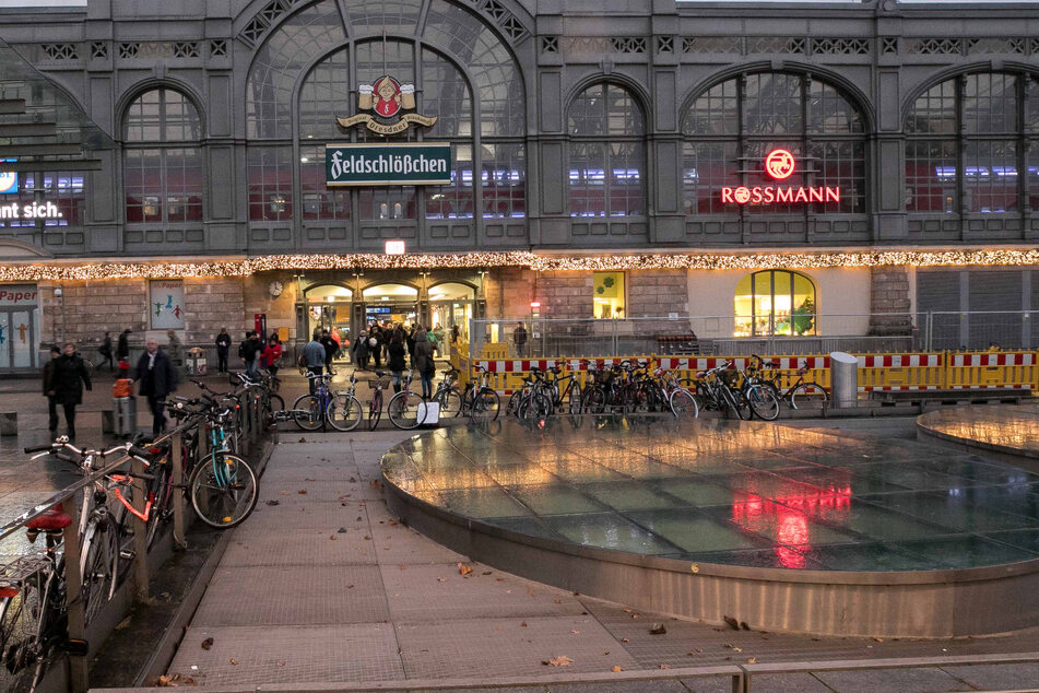 Die weihnachtliche Stimmung wird am Dresdner Hauptbahnhof am Abend getrübt. (Archivbild)