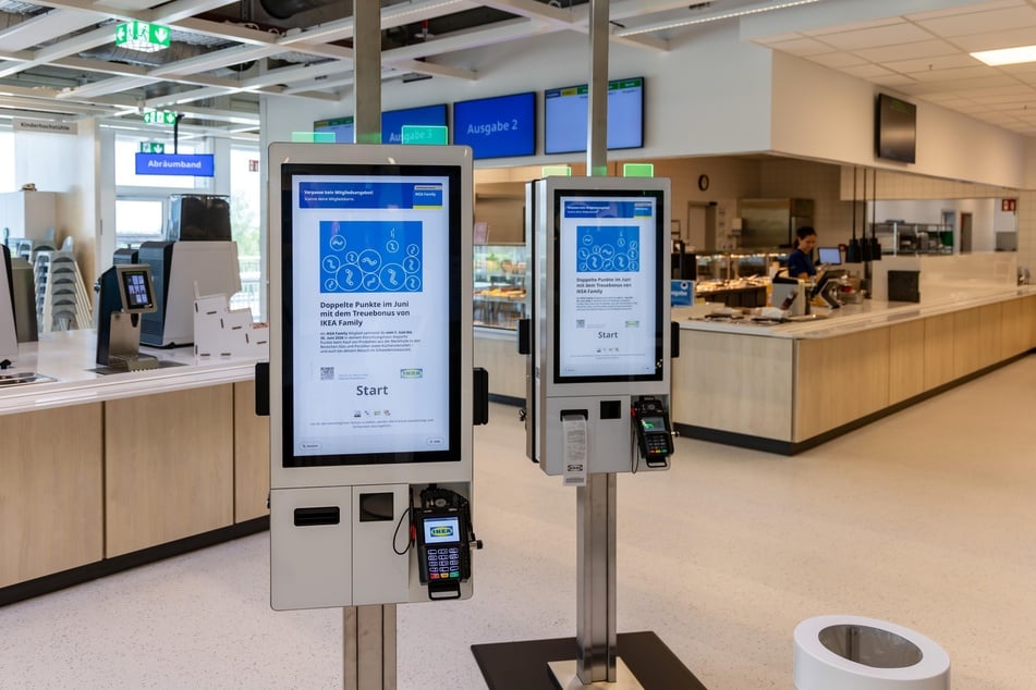 Der Gastrobereich wurde komplett umgestaltet und dabei um noch einzigartige Bestellterminals ergänzt. Weiterhin steht auch die klassische Kasse zur Verfügung. Allerdings mit geändertem Ablauf: zuerst wird bezahlt, dann das Essen abgeholt.